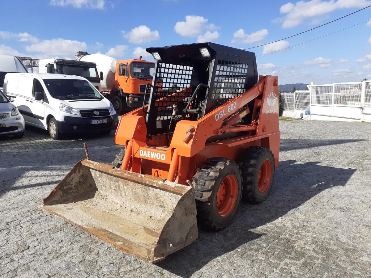 Mini Pá Carregadora Daewoo — imagen 3