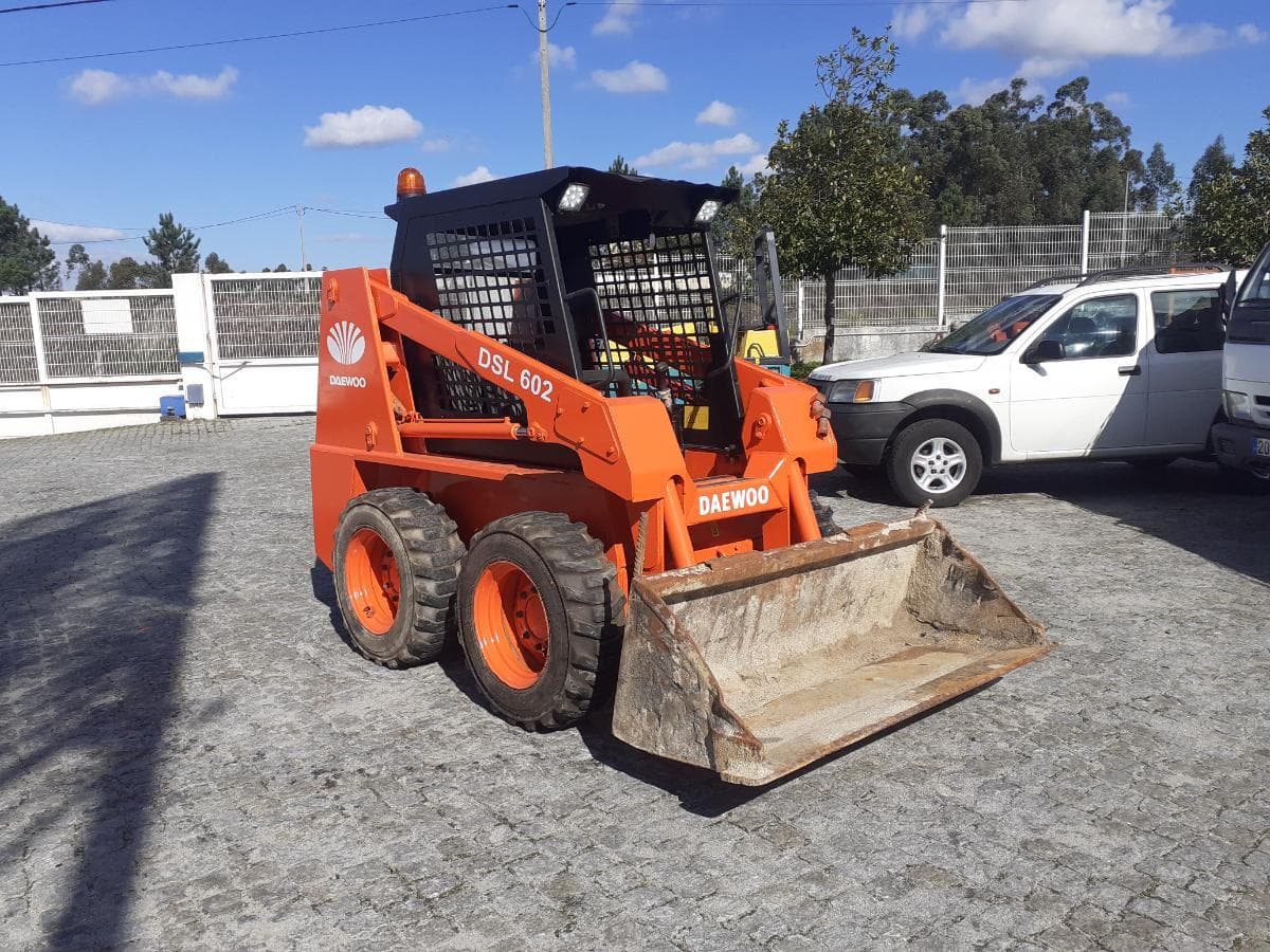 Mini Pá Carregadora Daewoo — imagen 1