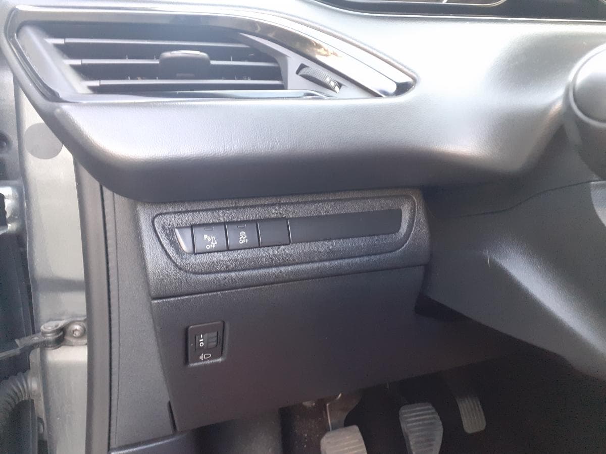 Peugeot 208 1.2 · Ano 2016 — imagen 26