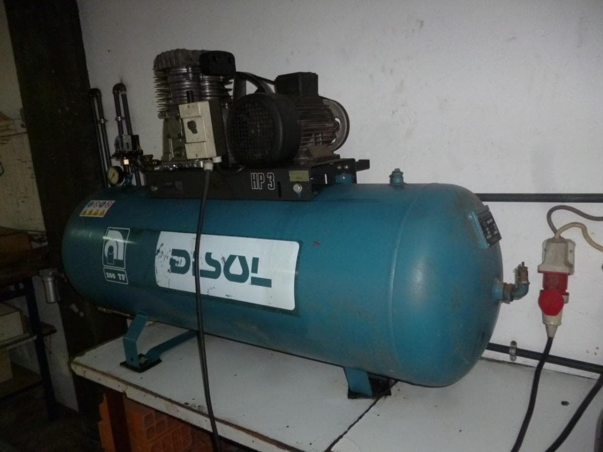 Armários vestiários · Compressores · Equipamento Diverso — imagen 4