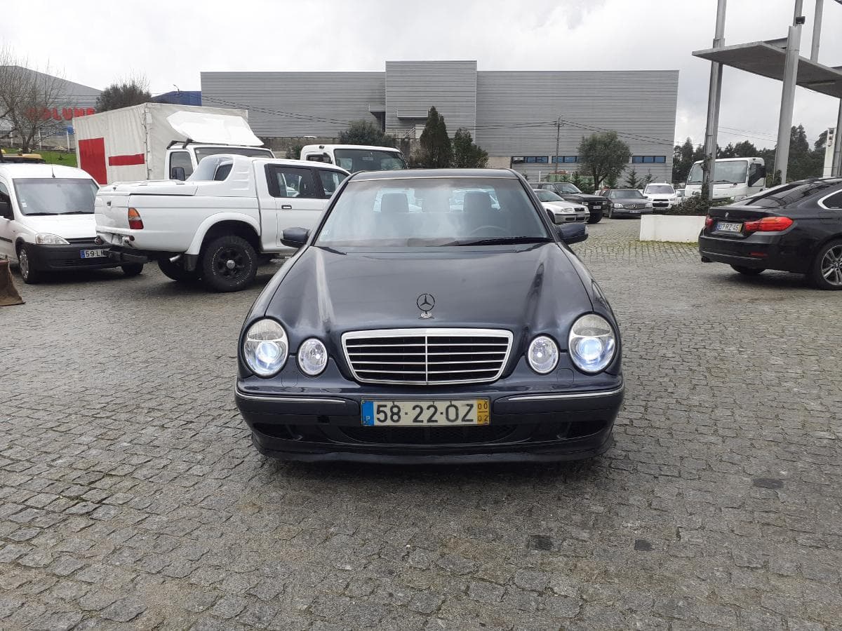 Mercedes-Benz E220 CDI · Ano 2000 — imagen 2