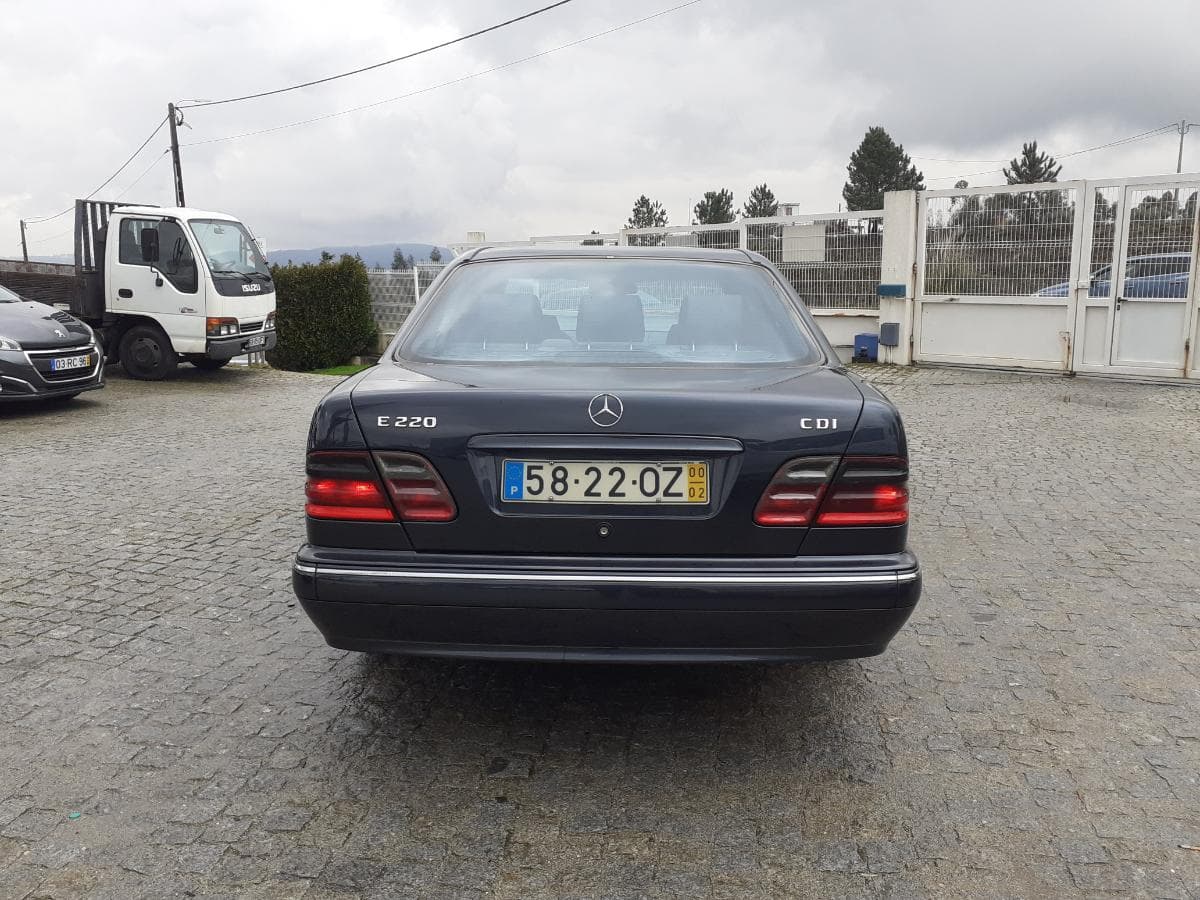 Mercedes-Benz E220 CDI · Ano 2000 — imagen 5