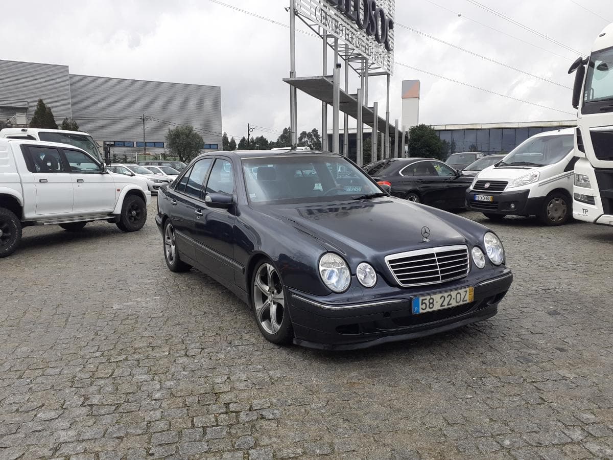 Mercedes-Benz E220 CDI · Ano 2000 — imagen 1