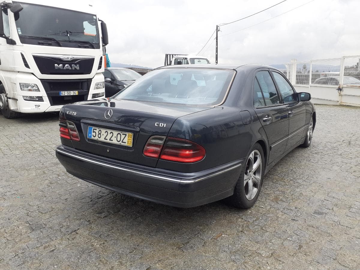 Mercedes-Benz E220 CDI · Ano 2000 — imagen 6