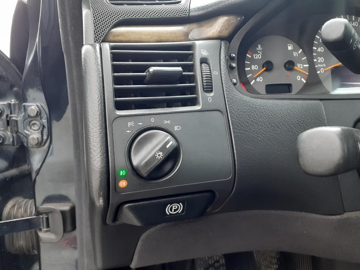 Mercedes-Benz E220 CDI · Ano 2000 — imagen 14