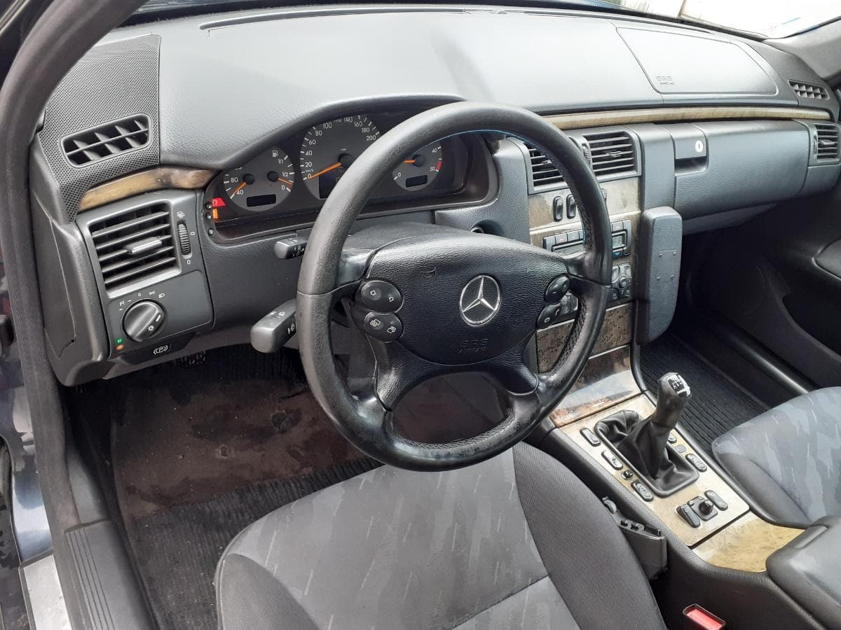 Mercedes-Benz E220 CDI · Ano 2000 — imagen 20