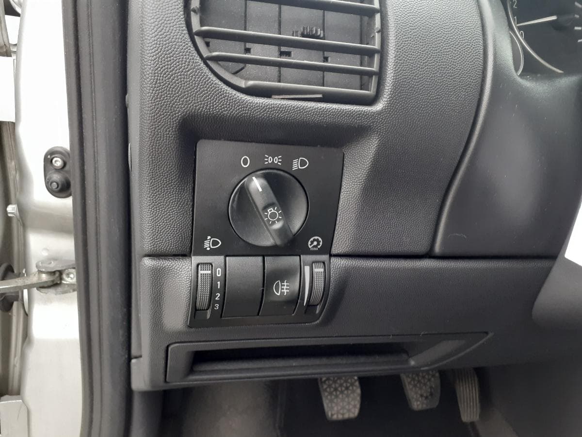 Opel Corsa 1.2 · Ano 2004 — imagen 17