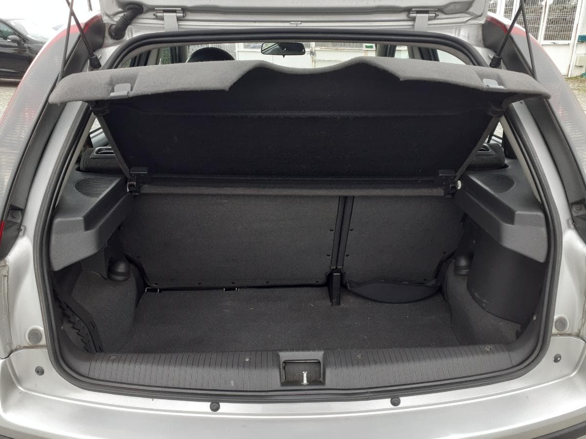 Opel Corsa 1.2 · Ano 2004 — imagen 10