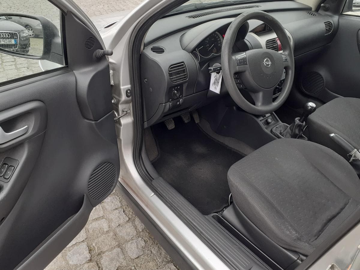 Opel Corsa 1.2 · Ano 2004 — imagen 13