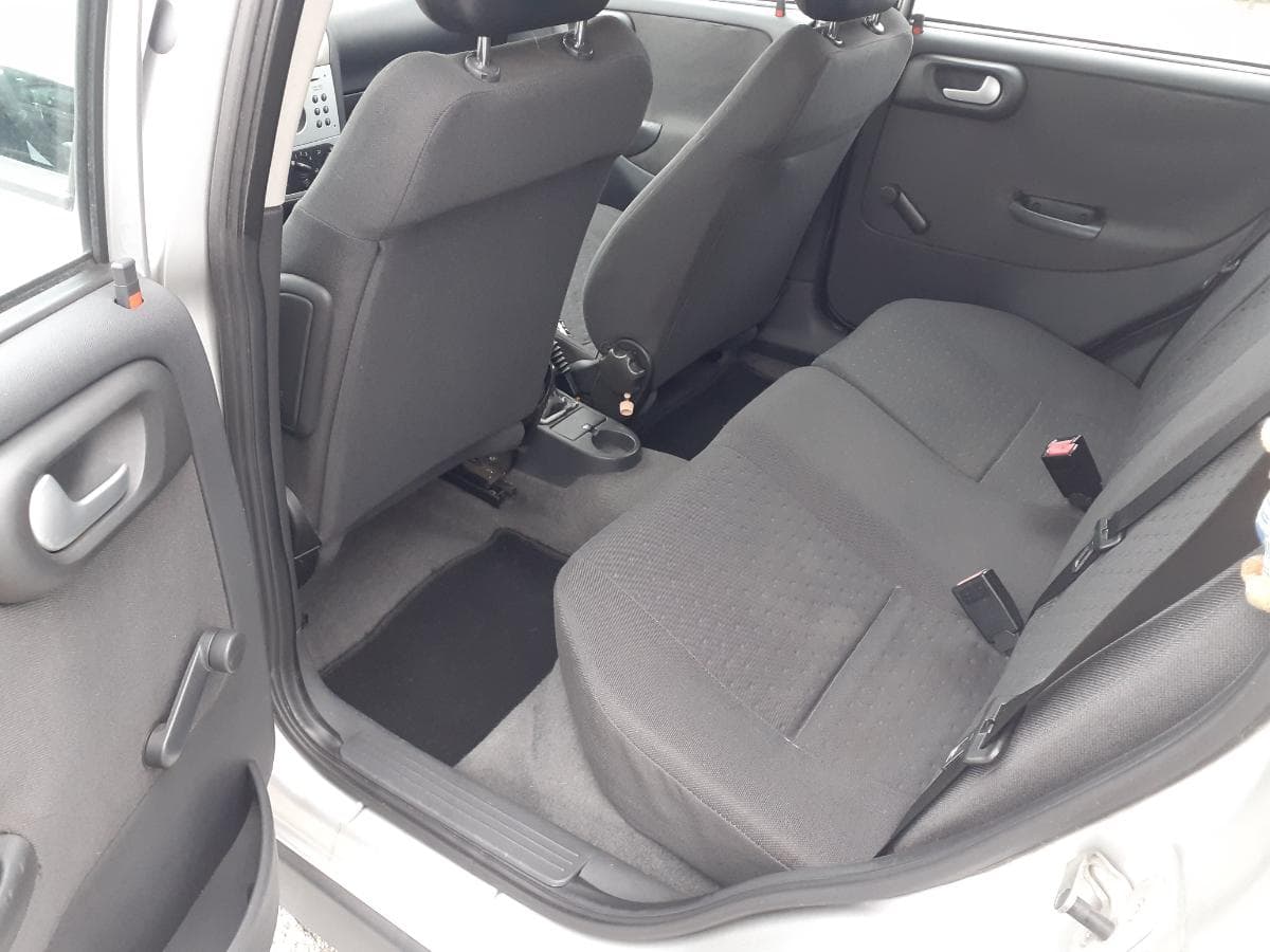 Opel Corsa 1.2 · Ano 2004 — imagen 12
