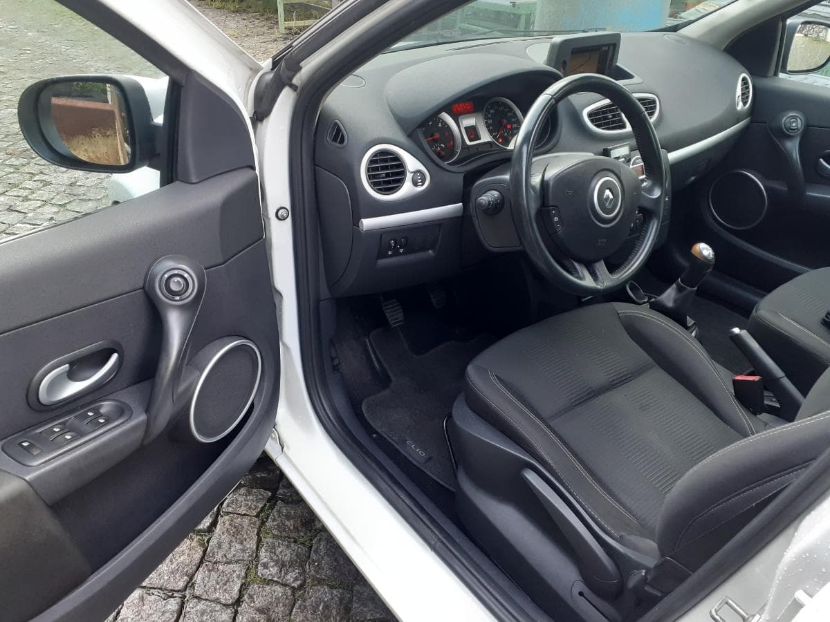 Renault Clio 1.5 DCI · Ano 2011 — image 16