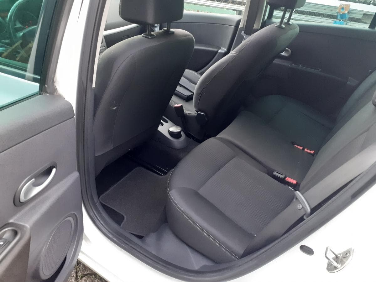 Renault Clio 1.5 DCI · Ano 2011 — image 17