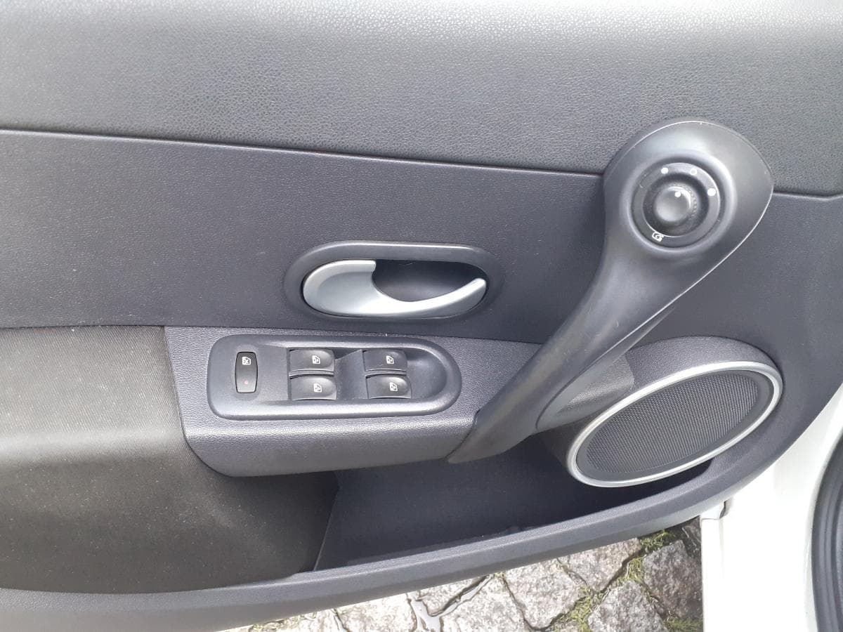Renault Clio 1.5 DCI · Ano 2011 — image 21