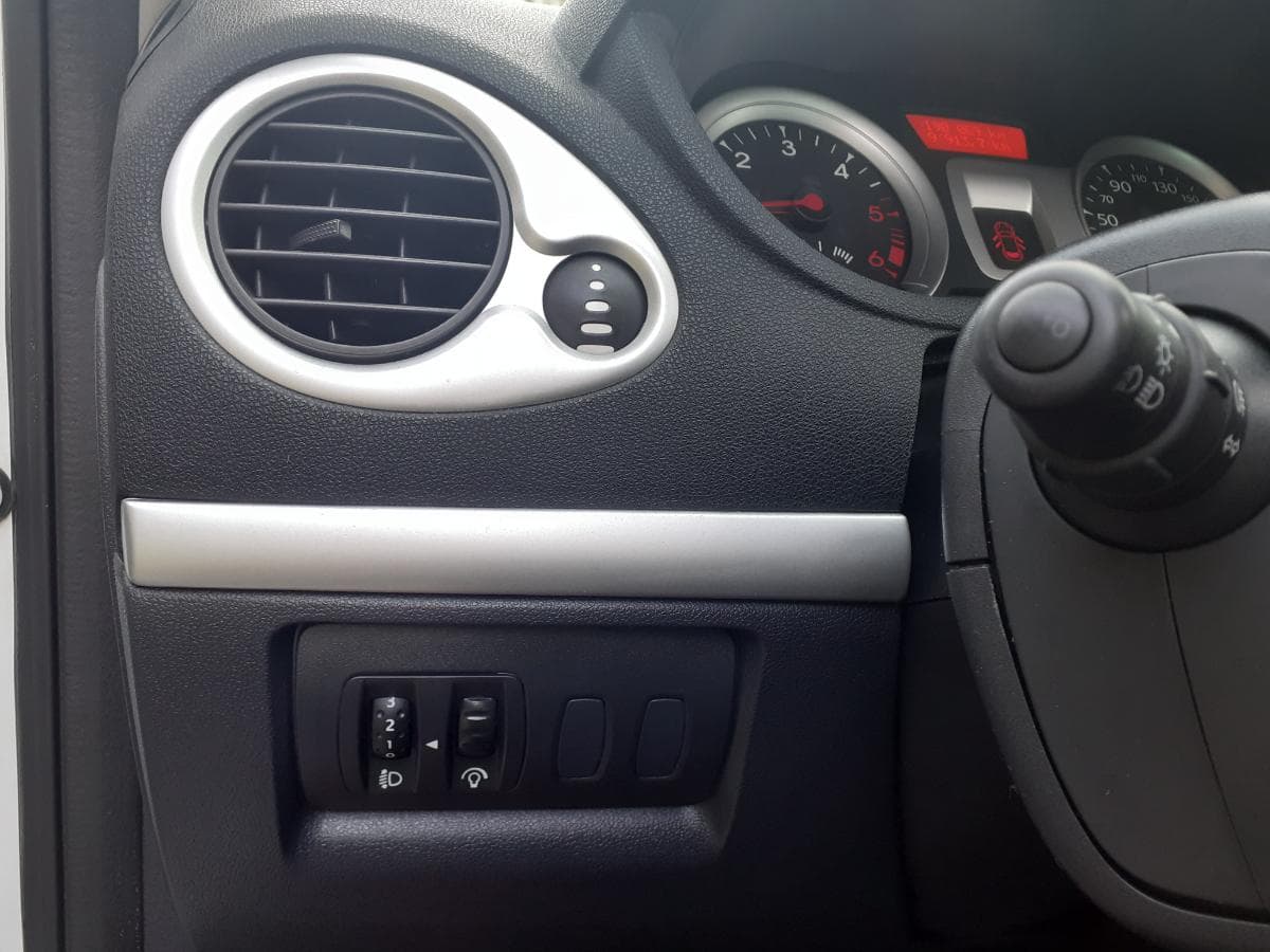 Renault Clio 1.5 DCI · Ano 2011 — image 28