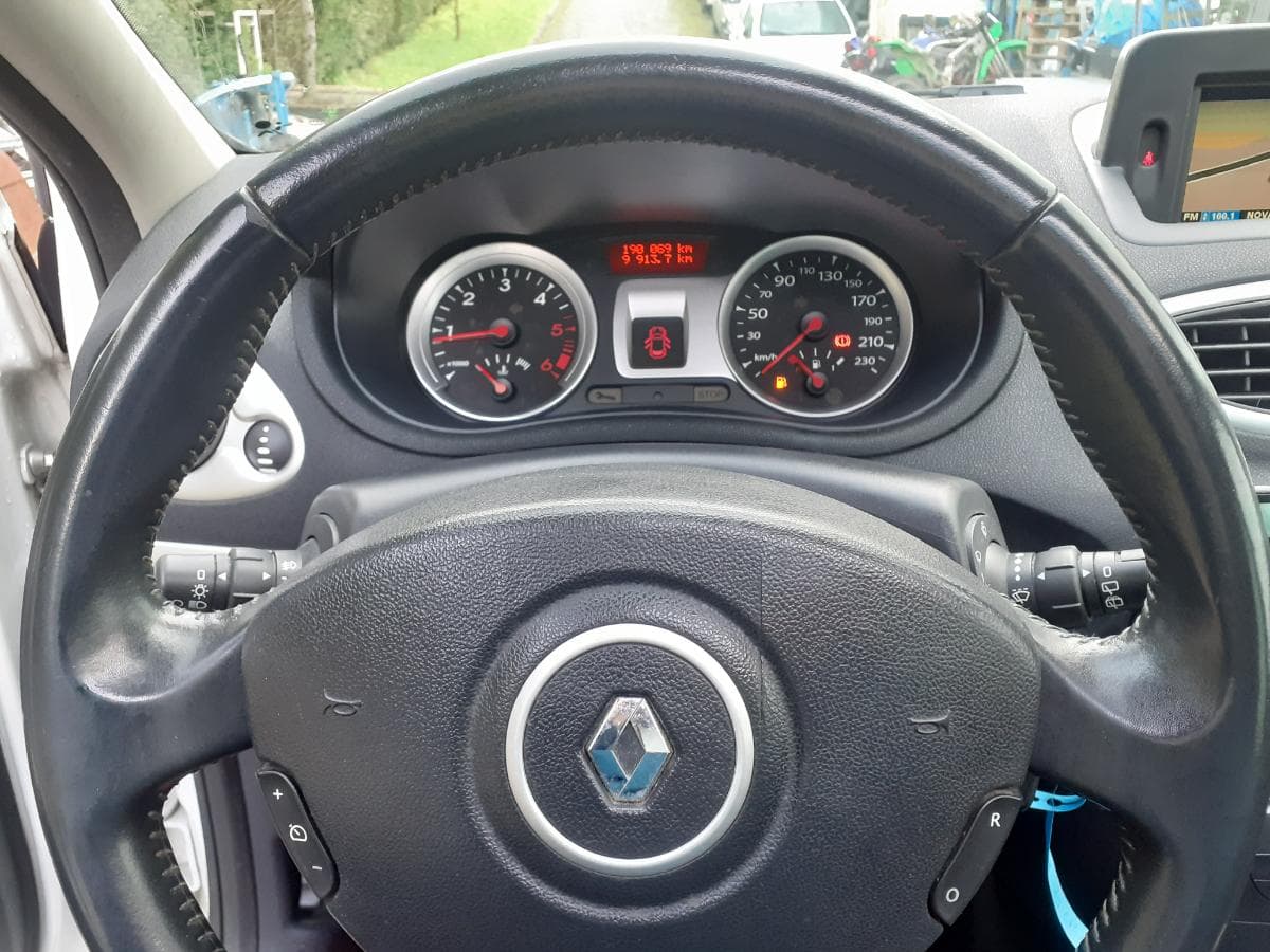Renault Clio 1.5 DCI · Ano 2011 — image 19