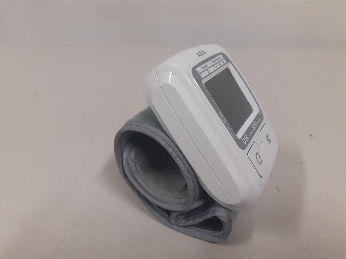 Telefone + Medidor Tensão Arterial + Máquina Barbear + Termómetro + Auricular — imagem 15
