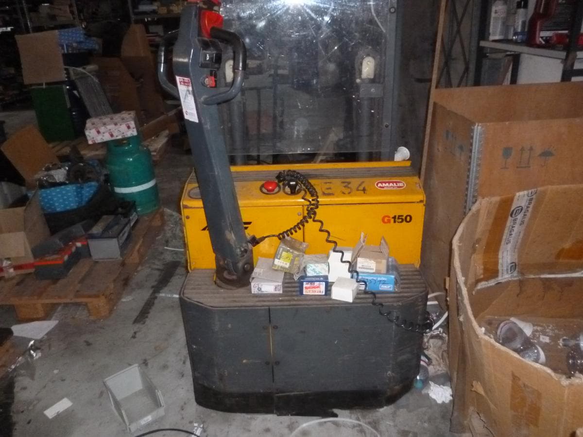 Equipamento  Automóvel + Estantes + Porta paletes + Stacker + Equipamento de Escritório + Diversos — image 9