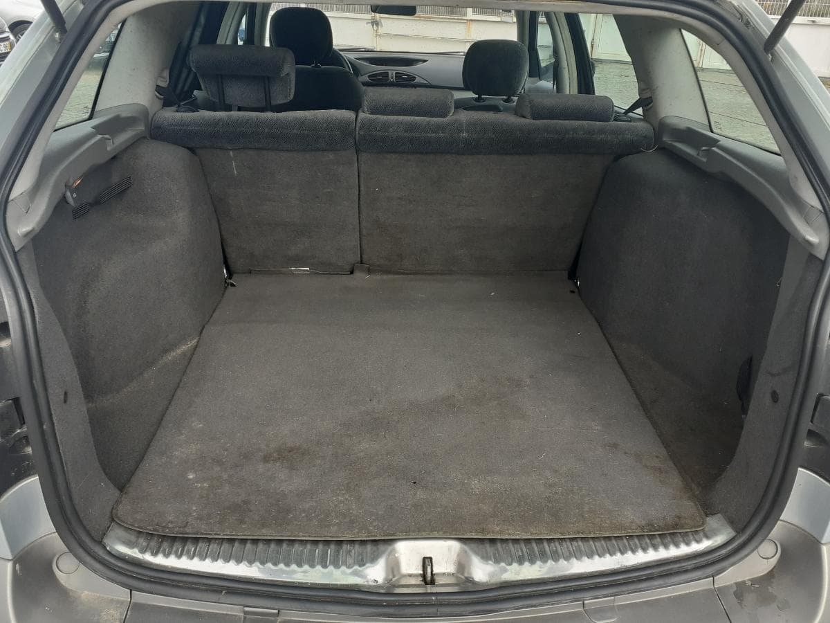 Renault Laguna 1.9 DCI · Ano 2001 — image 8