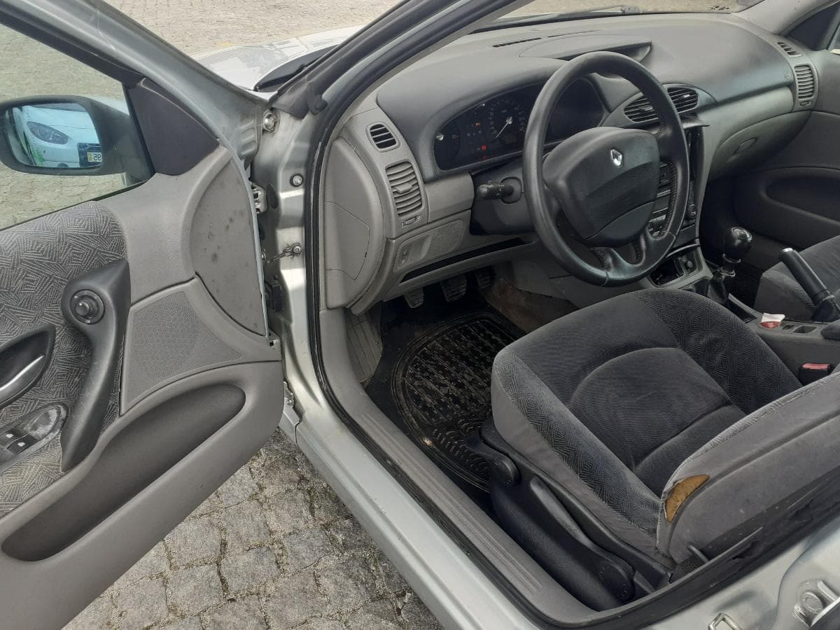 Renault Laguna 1.9 DCI · Ano 2001 — image 17