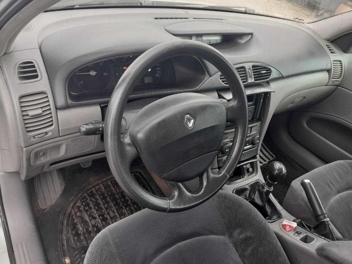 Renault Laguna 1.9 DCI · Ano 2001 — image 20