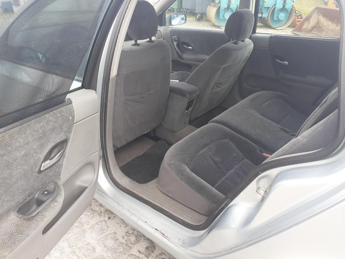 Renault Laguna 1.9 DCI · Ano 2001 — image 18