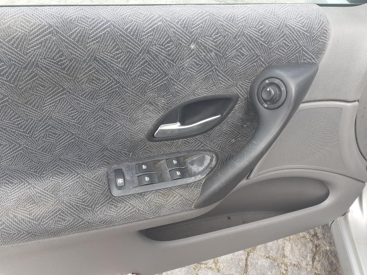 Renault Laguna 1.9 DCI · Ano 2001 — image 23