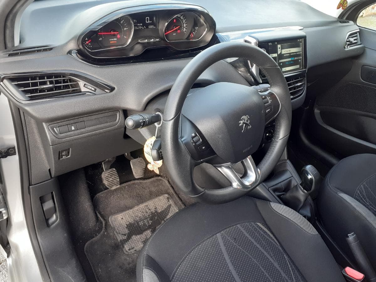 Peugeot 208 1.2 · Ano 2014 — imagem 18
