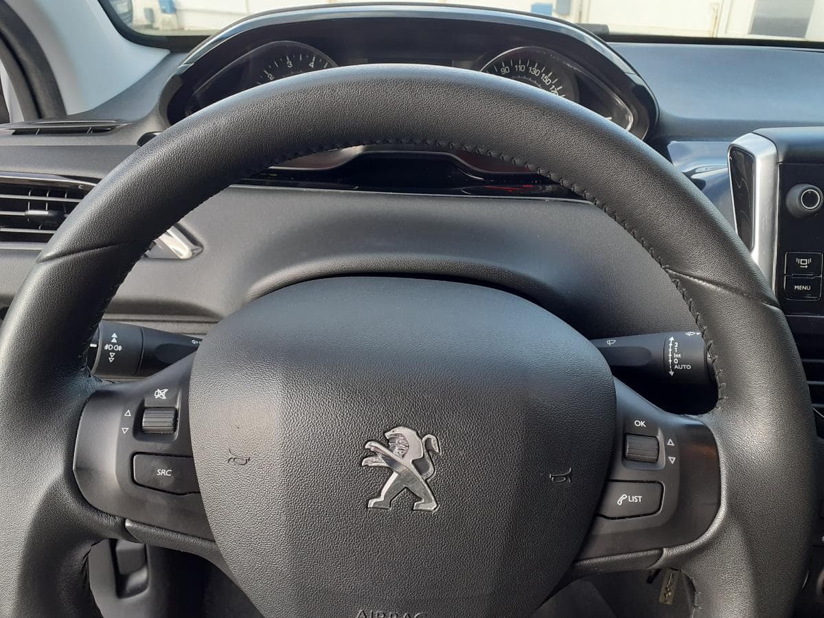Peugeot 208 1.2 · Ano 2014 — imagem 24
