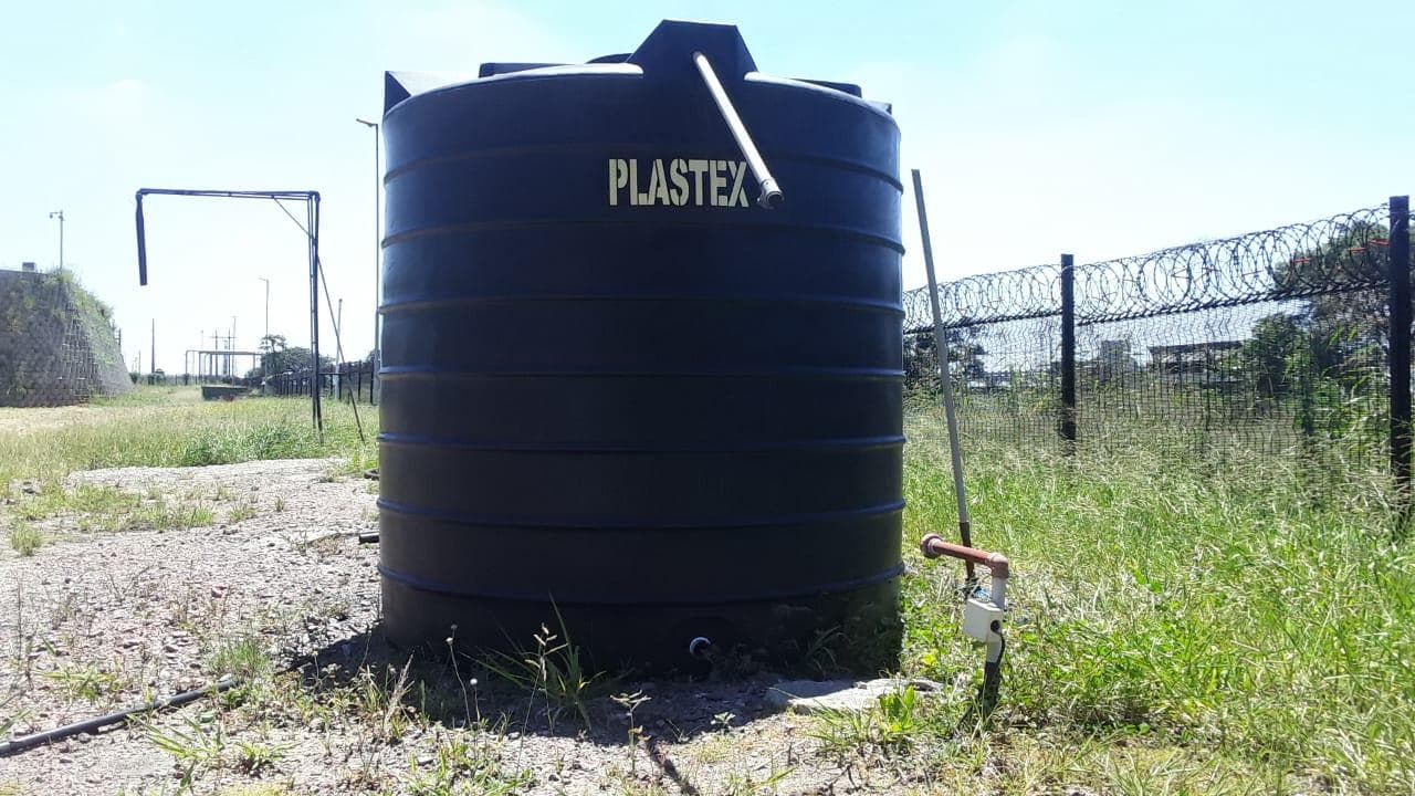 Um tanque de água   · — imagem 2