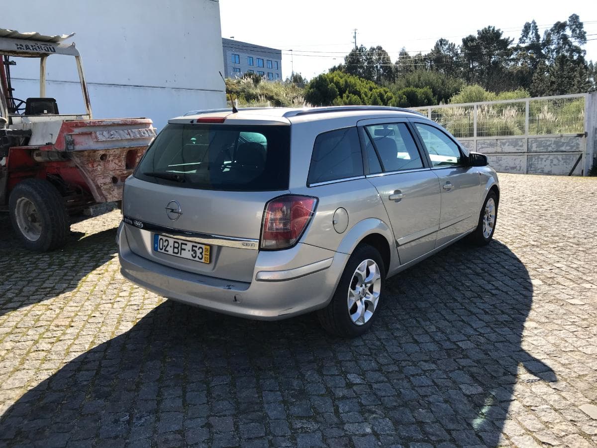 OPEL ASTRA 1.3 CDTI  · Ano 2006 — imagem 4