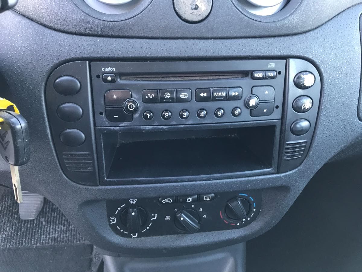 Citroën C3 1.4 HDI · Ano 2003 — image 19