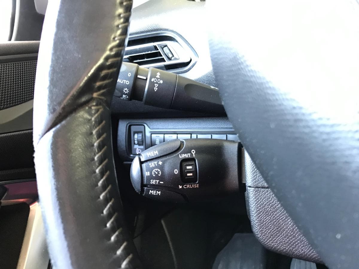 Peugeot 308 1.6 Blue HDI · Ano 2015 — imagem 23