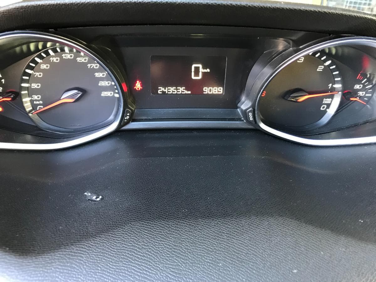 Peugeot 308 1.6 Blue HDI · Ano 2015 — imagem 25