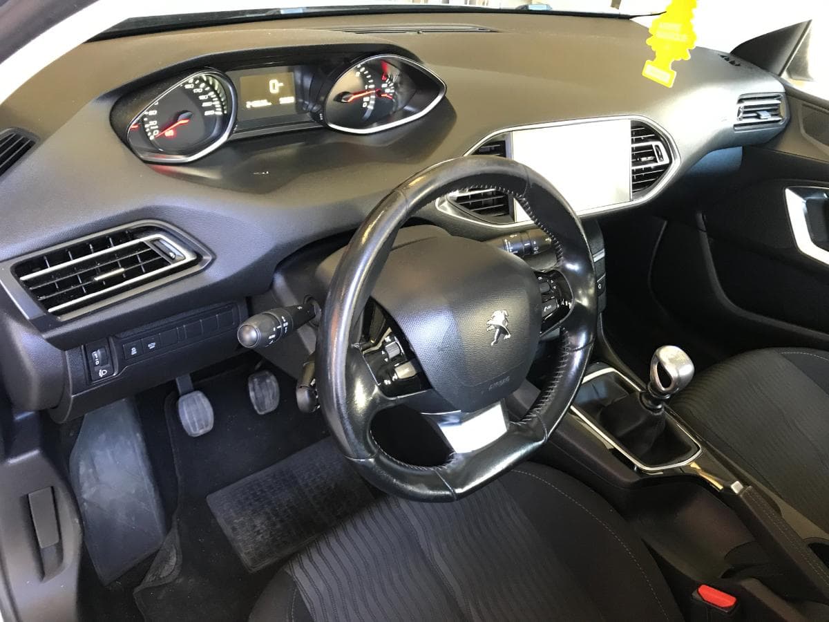 Peugeot 308 1.6 Blue HDI · Ano 2015 — imagem 27