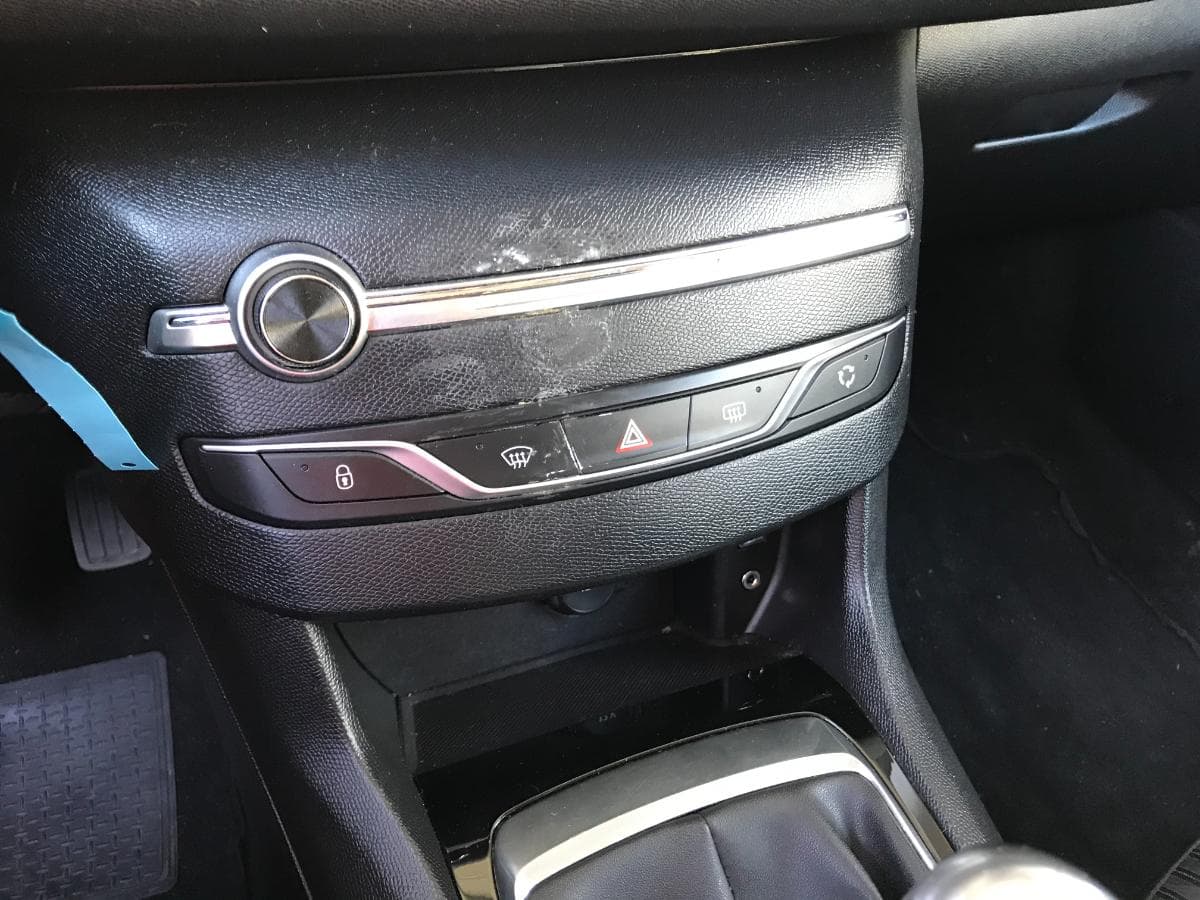 Peugeot 308 1.6 Blue HDI · Ano 2015 — imagem 28