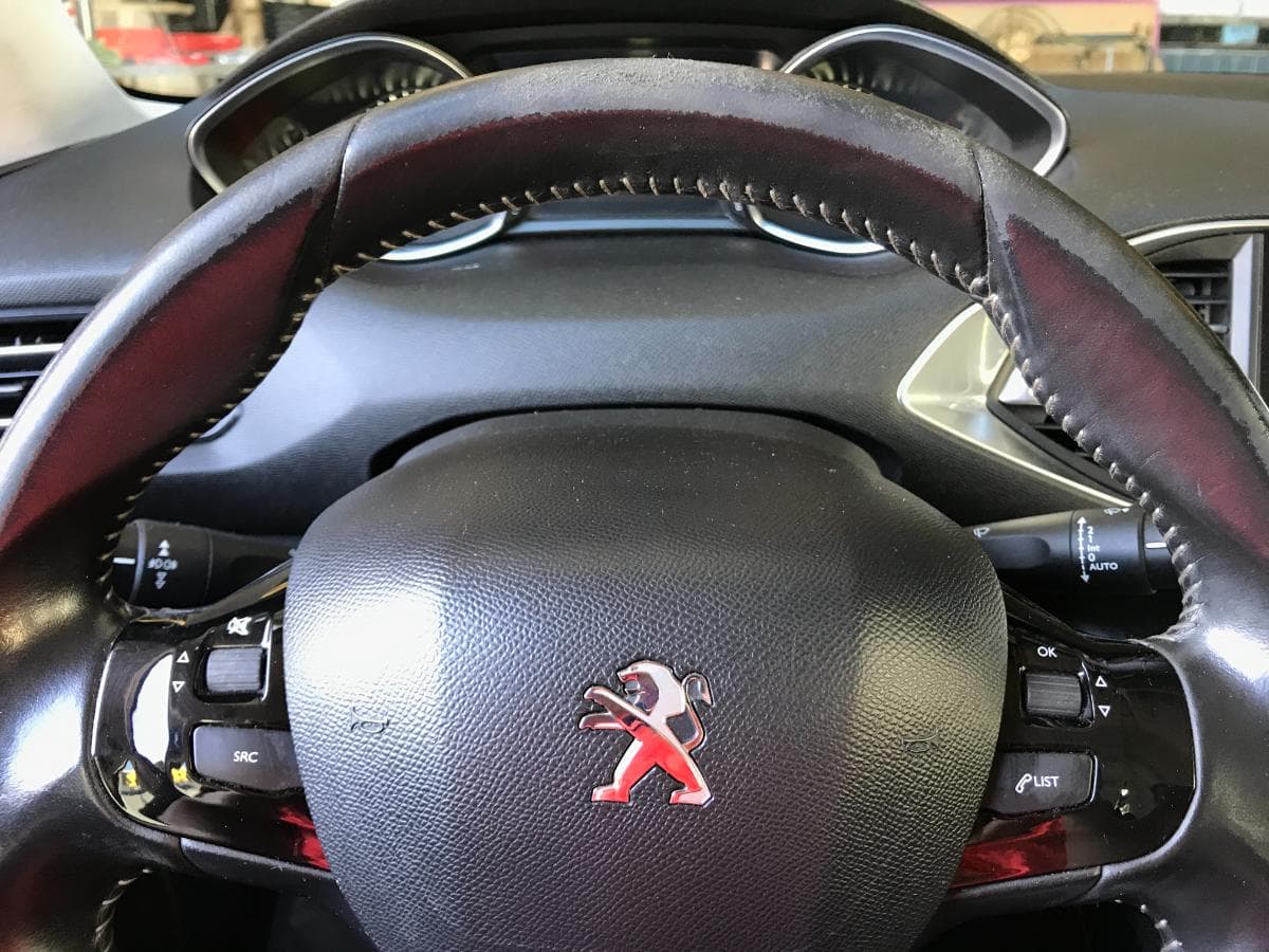 Peugeot 308 1.6 Blue HDI · Ano 2015 — imagem 30
