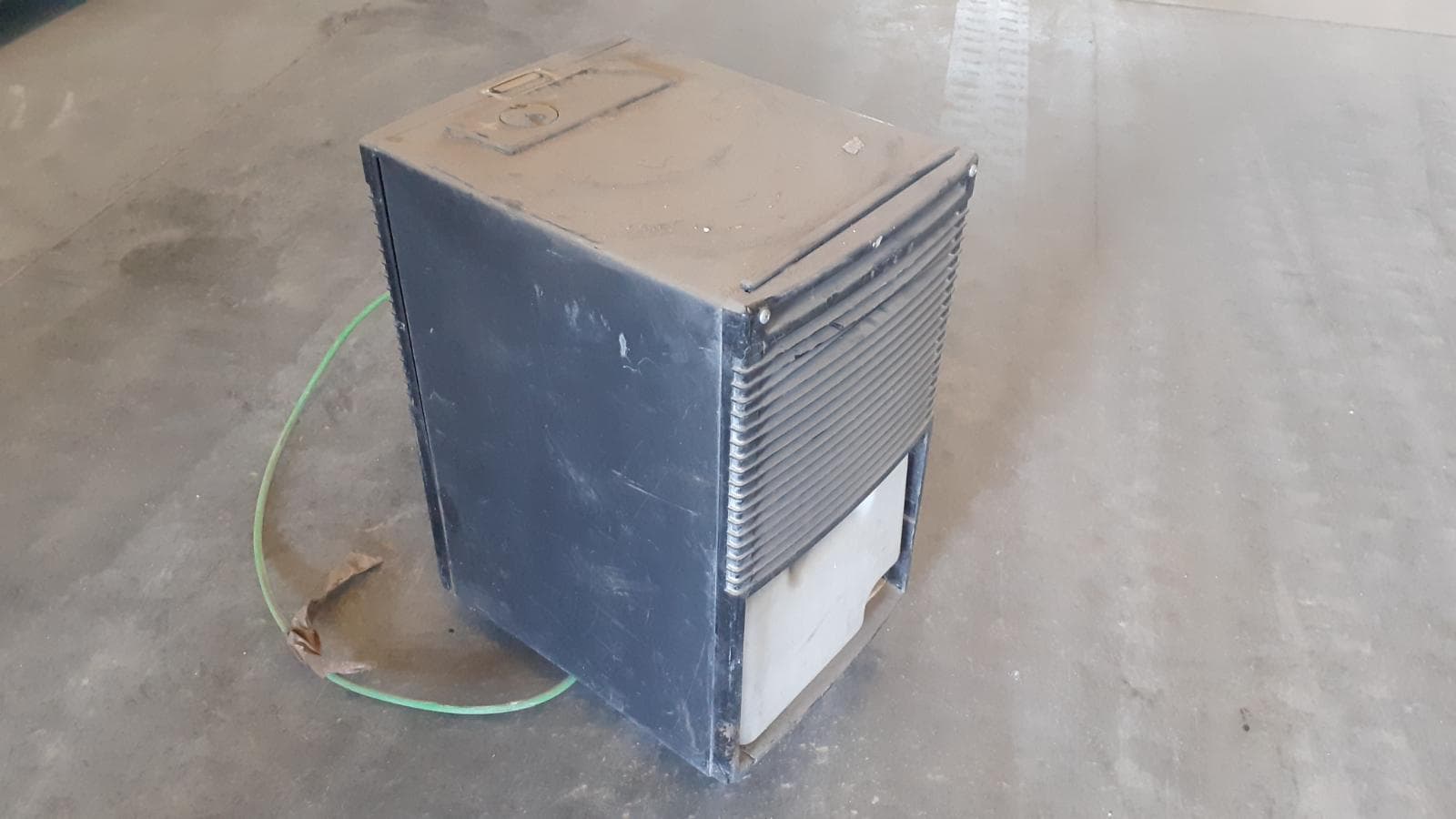 Dehumidifier — image 1