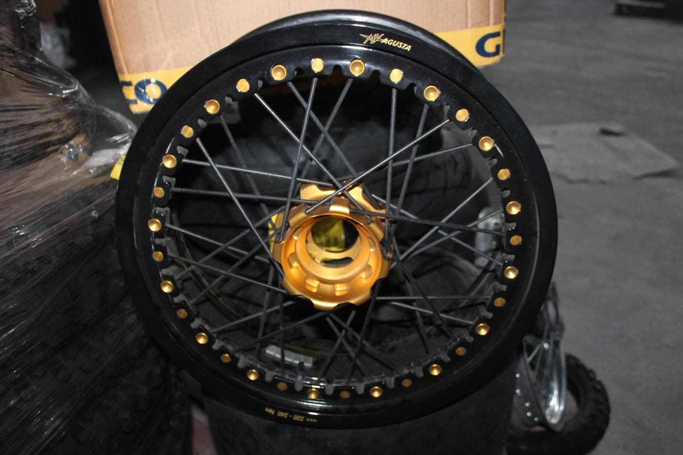 Pneus e jantes de motos