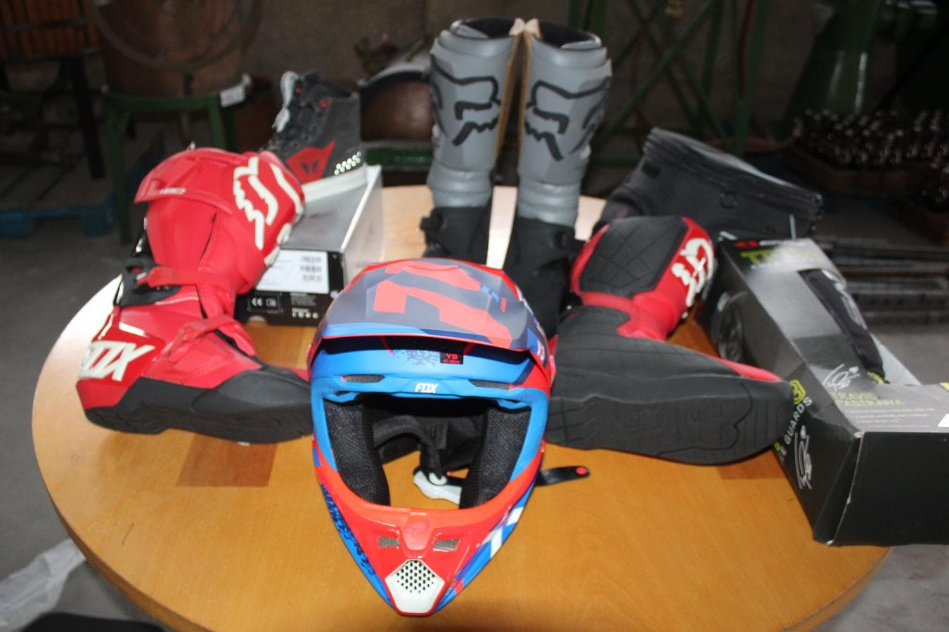 Stock de Capacetes e Roupa — imagen 5
