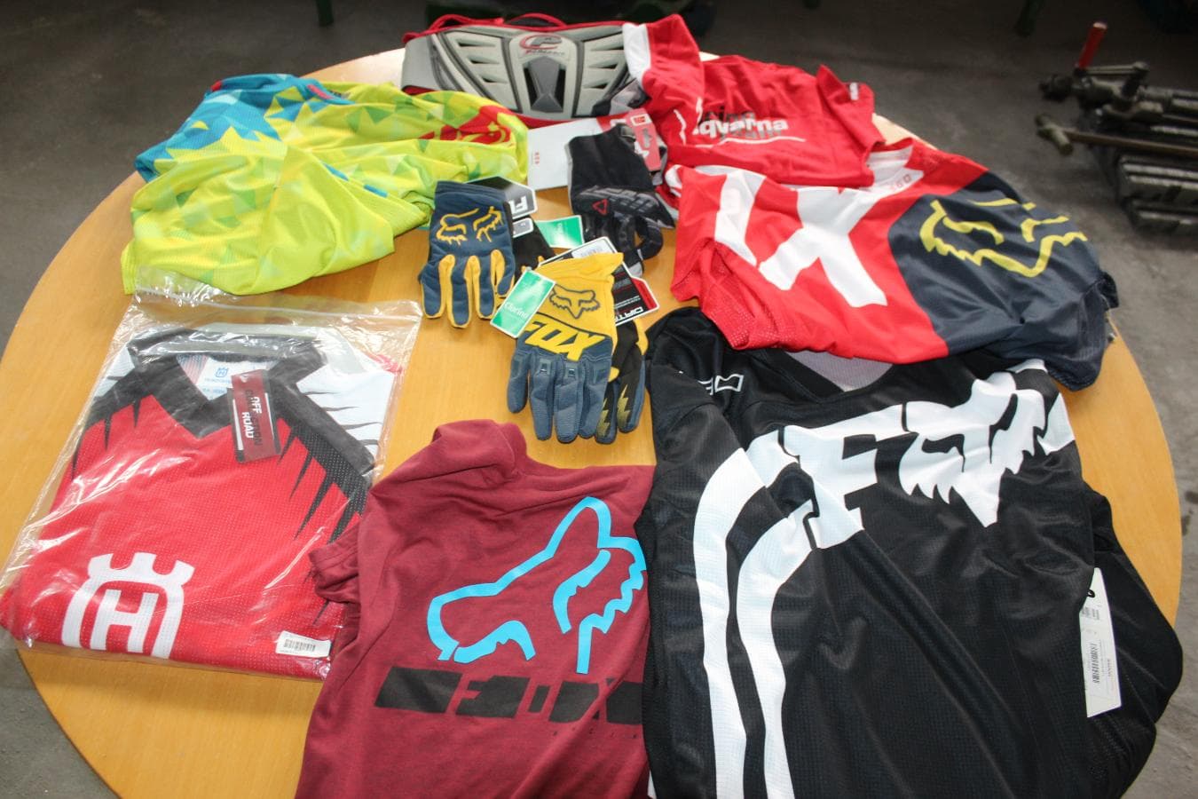 Stock de Capacetes e Roupa — imagen 1
