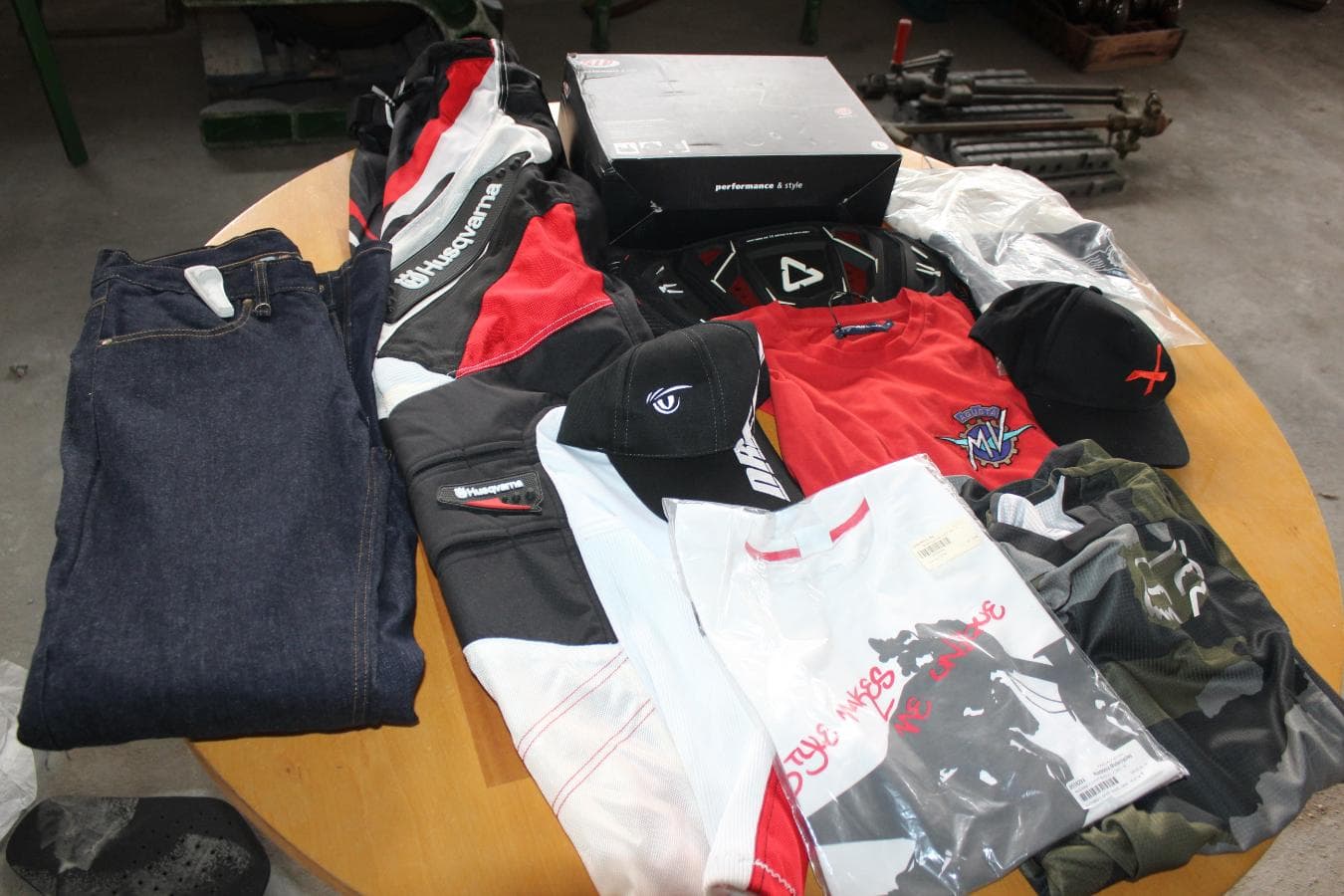 Stock de Capacetes e Roupa — imagen 8