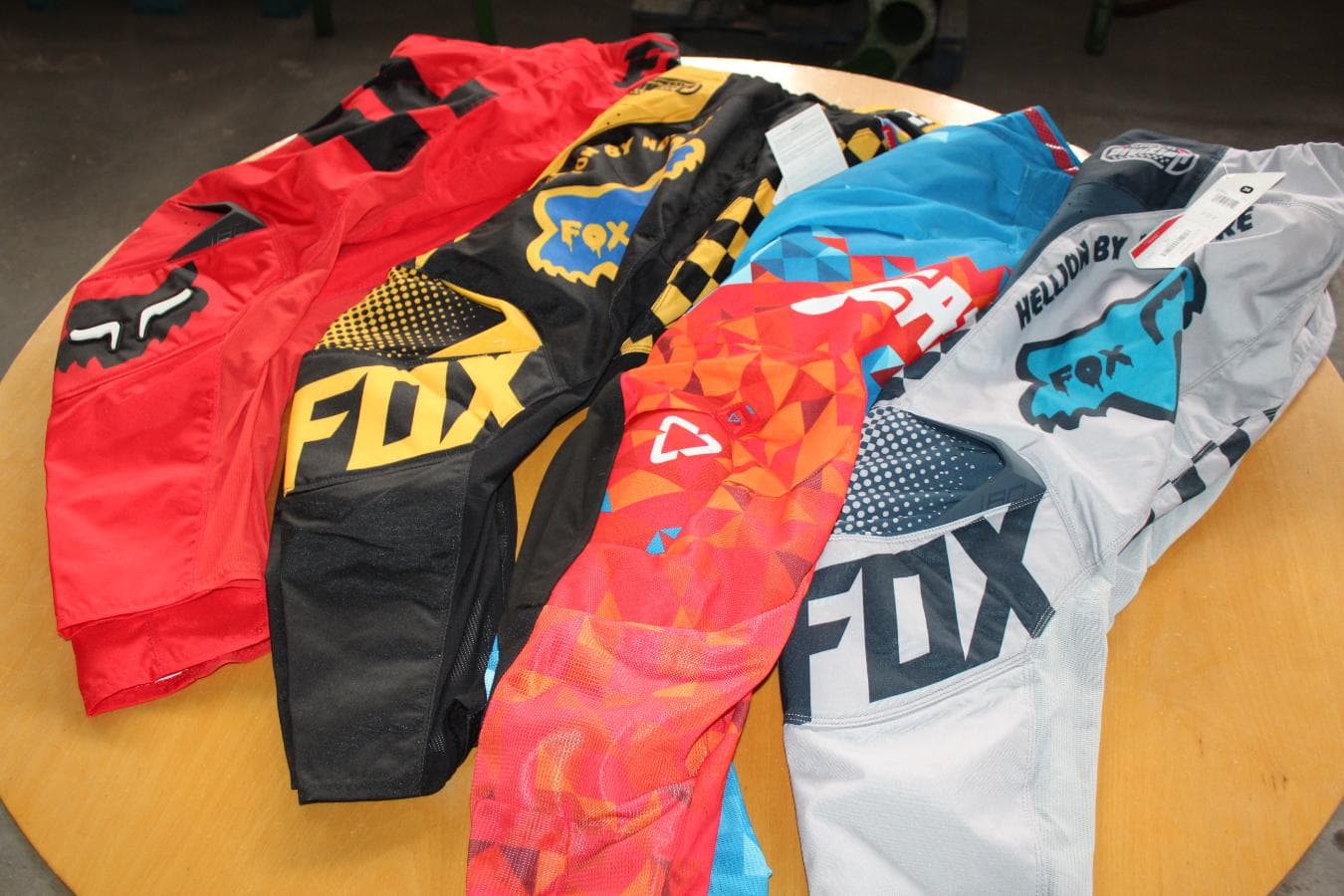 Stock de Capacetes e Roupa — imagen 2