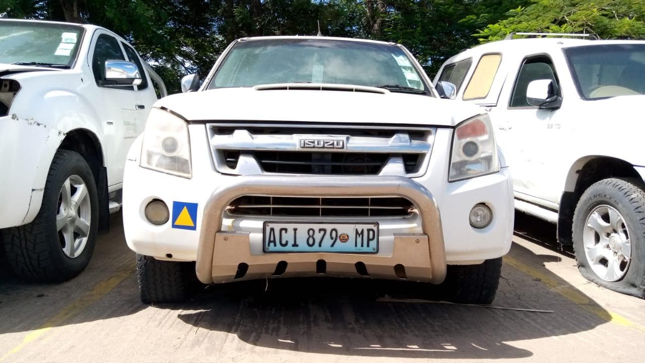 Isuzu KB300 ·