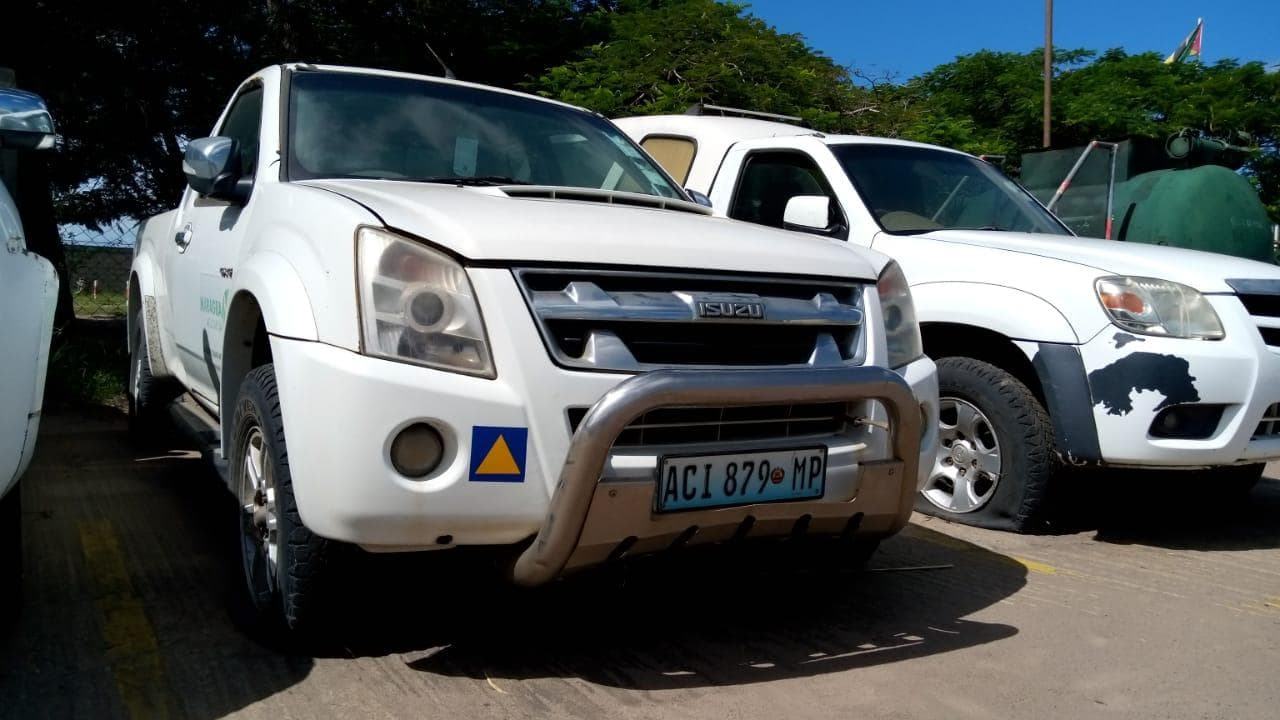 Isuzu KB300 · — image 4