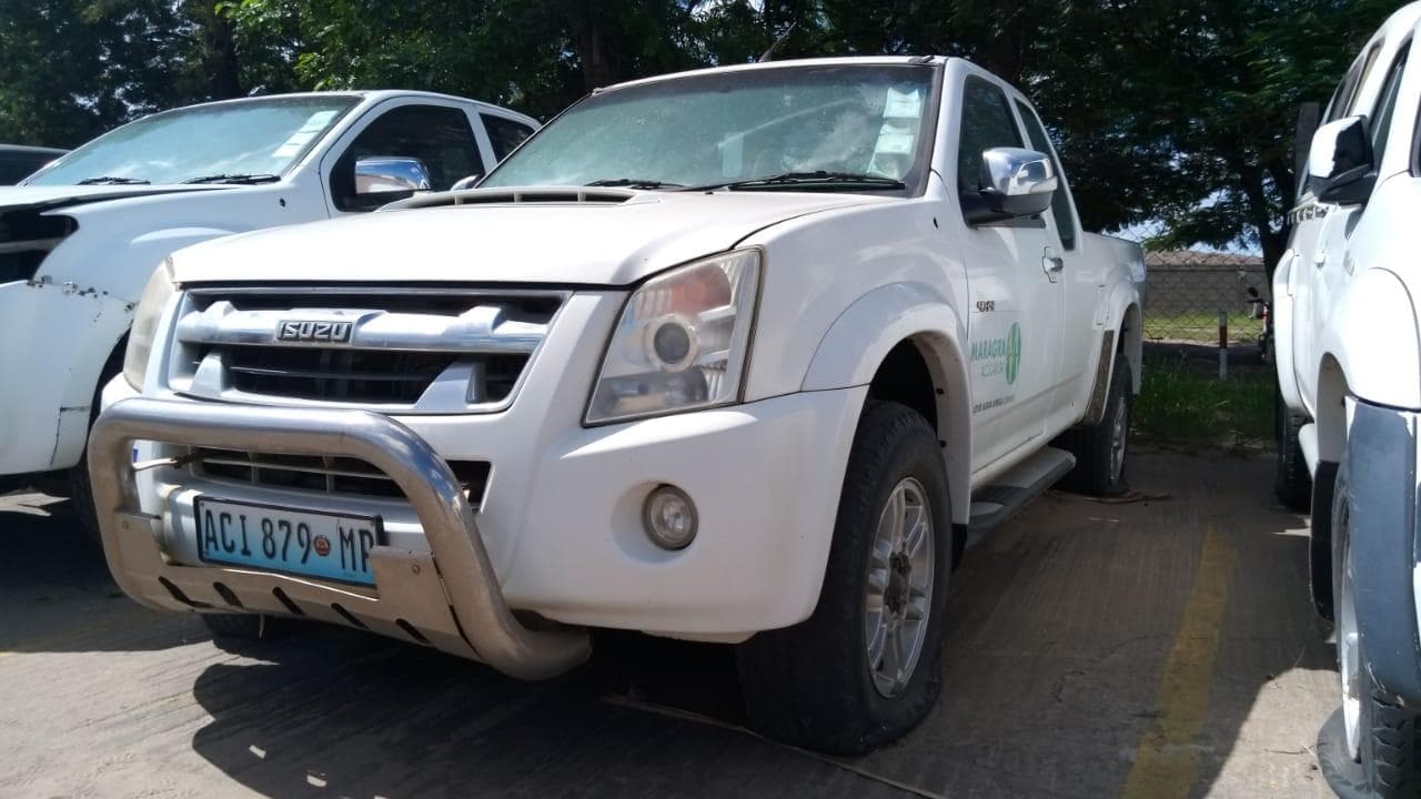 Isuzu KB300 · — image 6