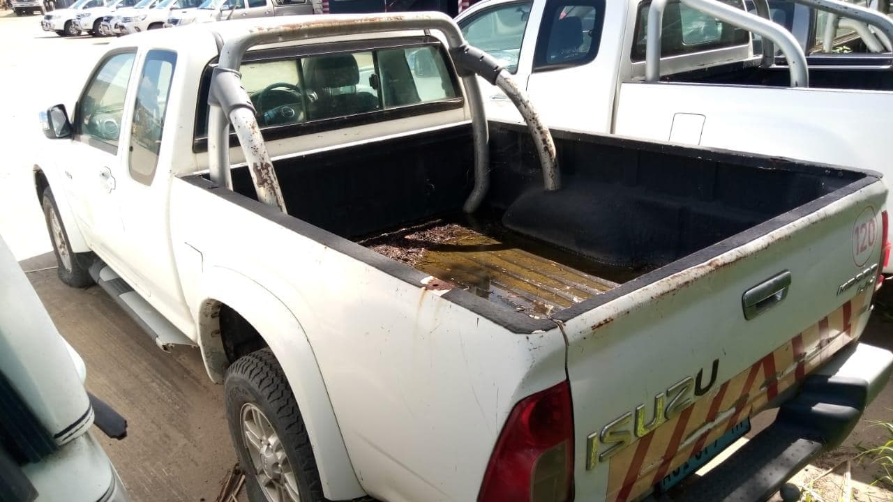 Isuzu KB300 · — image 9