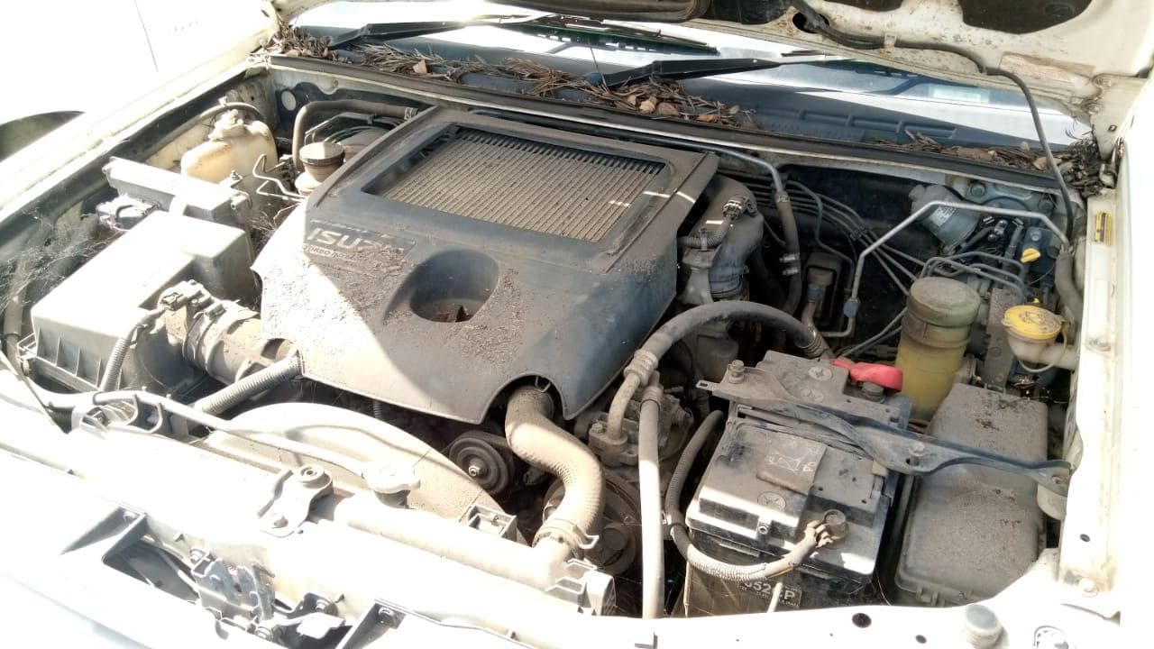 Isuzu KB300 · — image 12