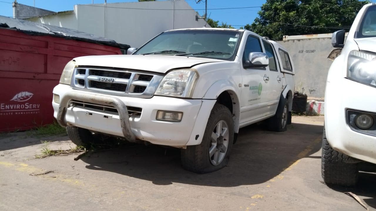 Isuzu KB300 ·