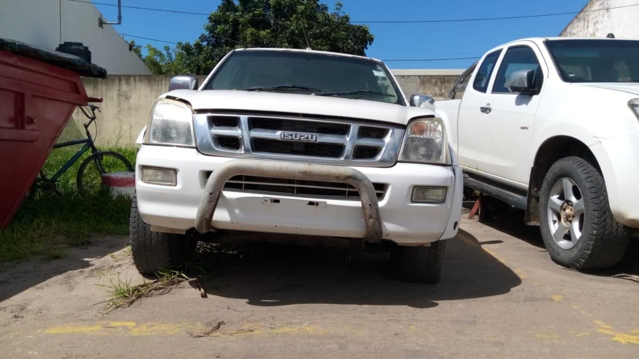 Isuzu KB300 · — imagem 3