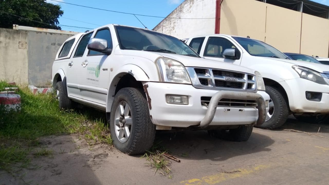 Isuzu KB300 · — imagem 4